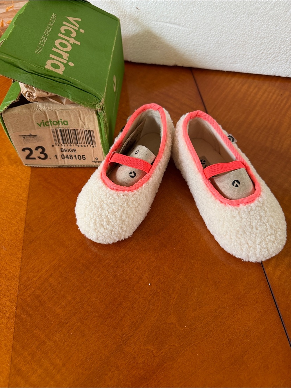 NWT Kids Beige Sherpa Mary Jane Slippers with Pink Trim 23